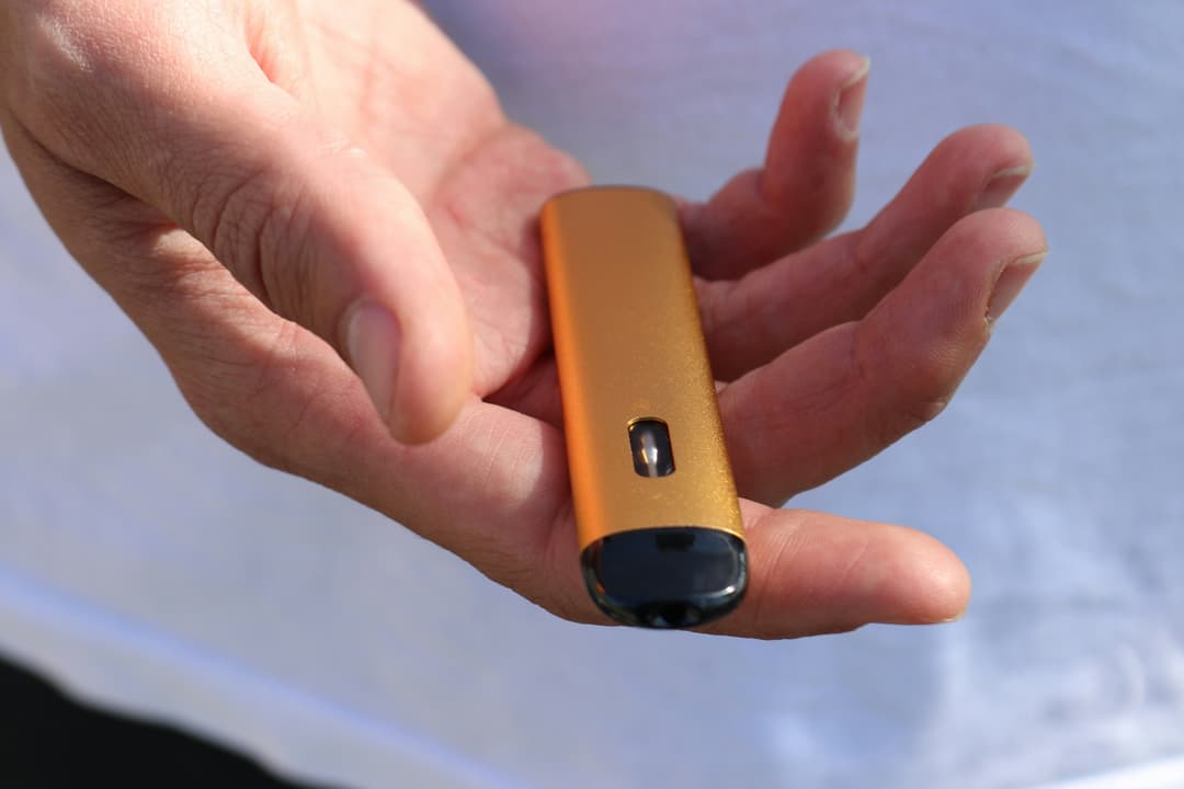 Hand holding an e-cigarette.