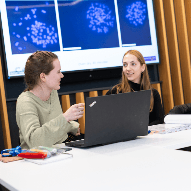 Two researchers talking.