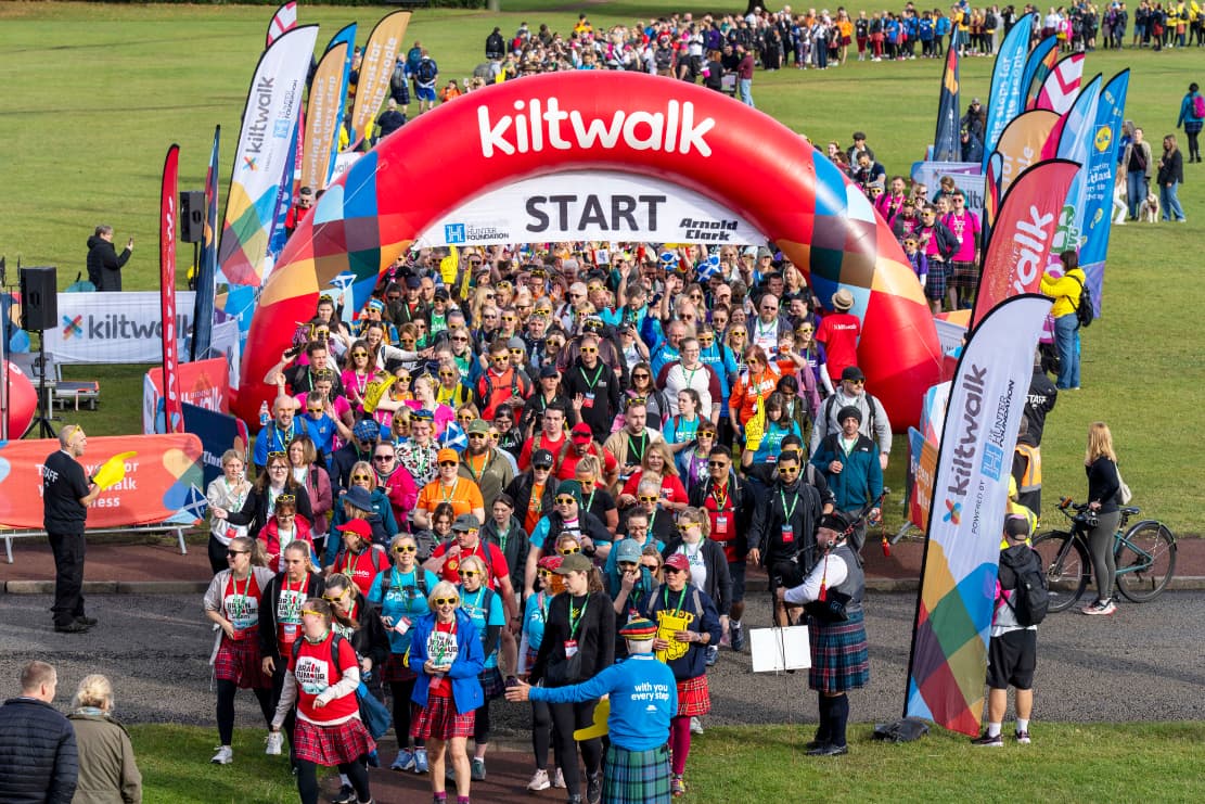 people at the start line of Edinburgh Kiltwalk.